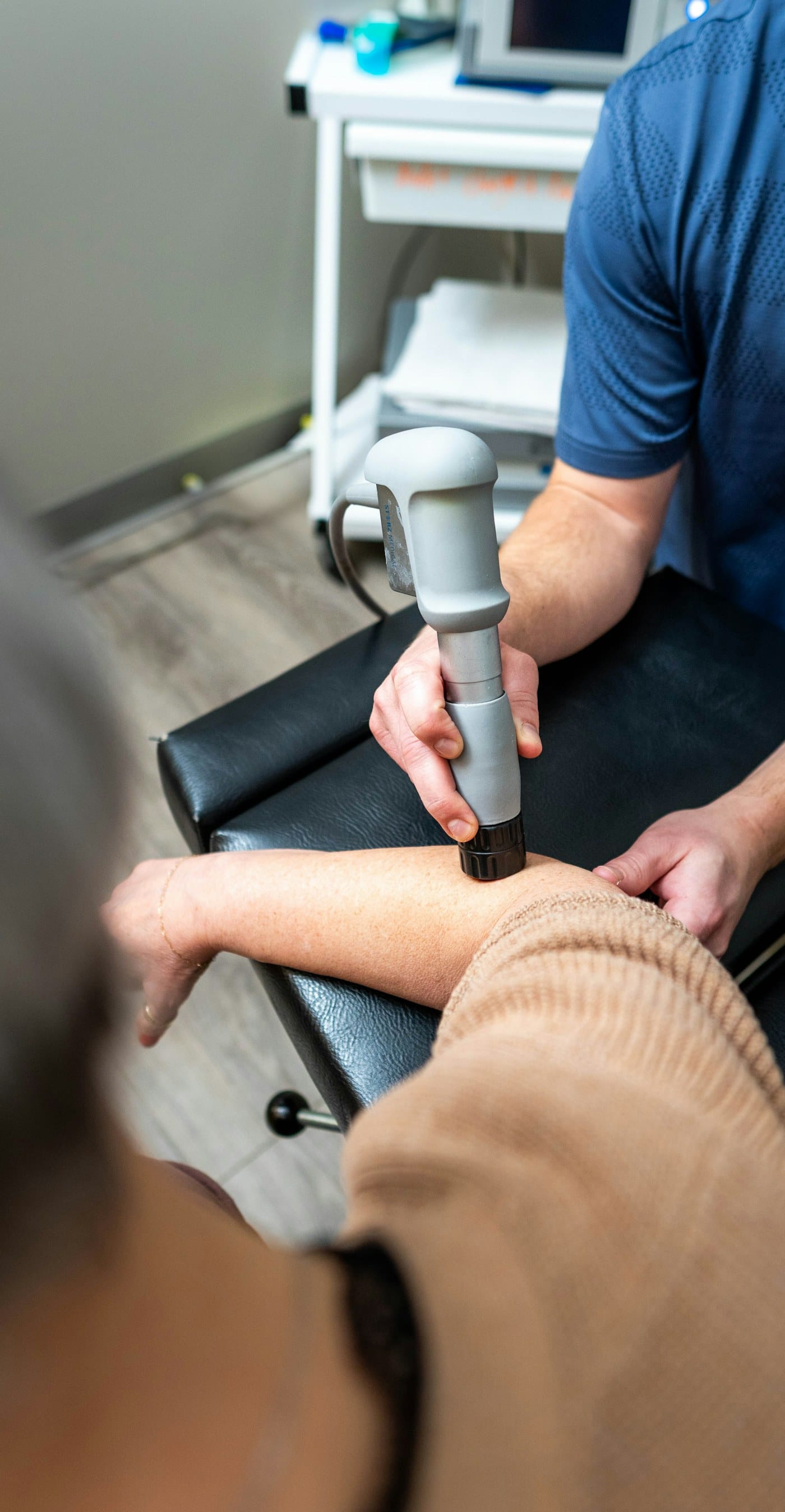 Shockwave therapy device being applied around the elbow area